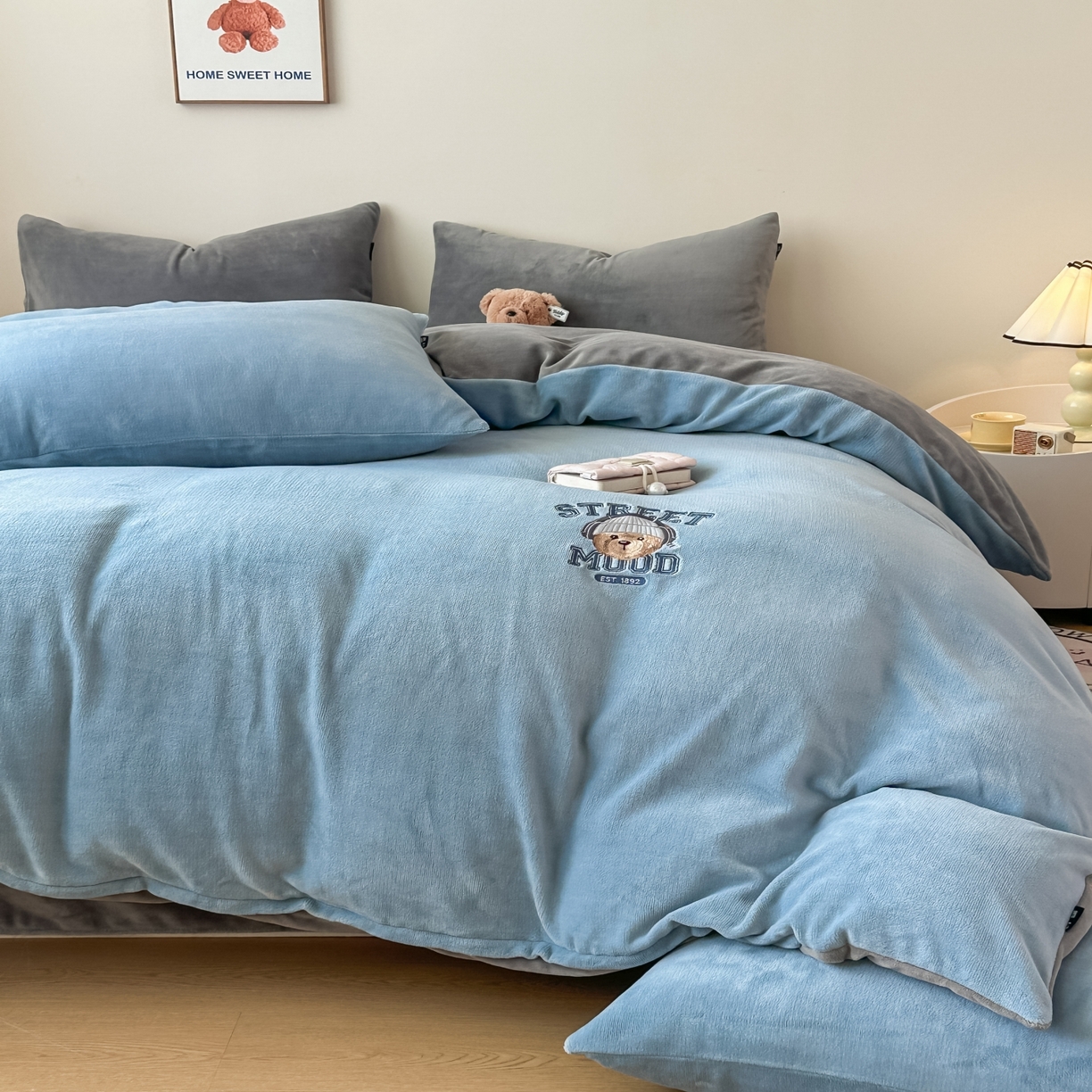 91家纺网 家纺一手货源 找家纺 泰迪爱兰Teddy ISLAND 2025新款IP绣花牛奶绒刺绣套件 星空蓝+浅灰