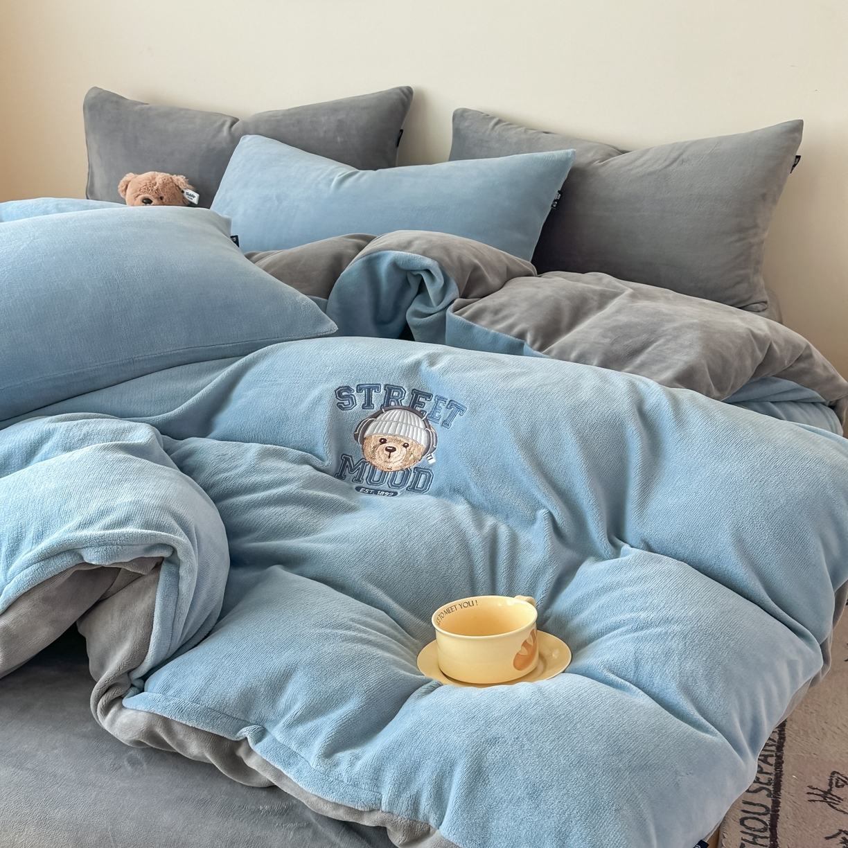 91家纺网 家纺一手货源 找家纺 泰迪爱兰Teddy ISLAND 2025新款IP绣花牛奶绒刺绣套件 星空蓝+浅灰