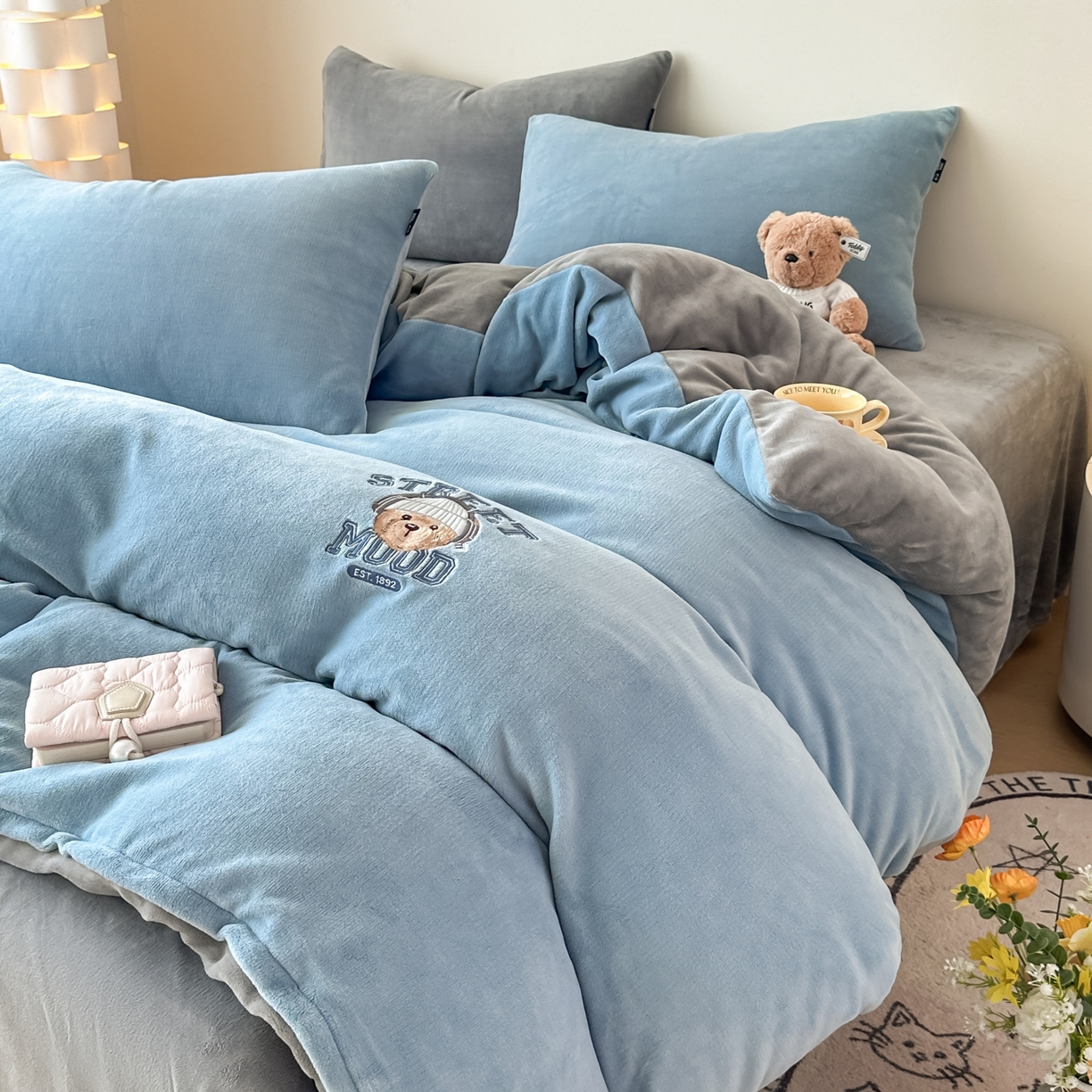 91家纺网 家纺一手货源 找家纺 泰迪爱兰Teddy ISLAND 2025新款IP绣花牛奶绒刺绣套件 星空蓝+浅灰