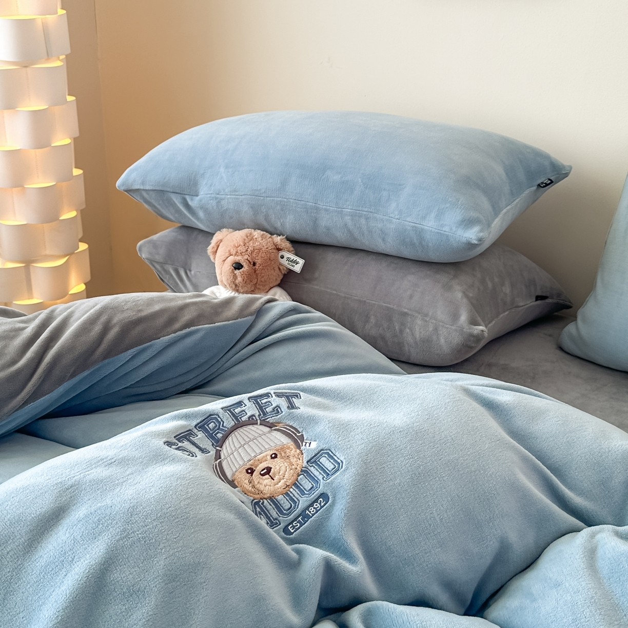 91家纺网 家纺一手货源 找家纺 泰迪爱兰Teddy ISLAND 2025新款IP绣花牛奶绒刺绣套件 星空蓝+浅灰