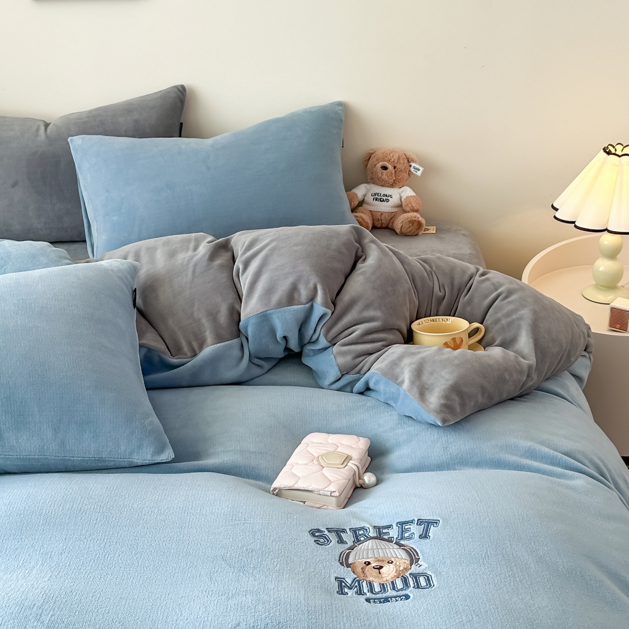 91家纺网 家纺一手货源 找家纺 泰迪爱兰Teddy ISLAND 2025新款IP绣花牛奶绒刺绣套件 星空蓝+浅灰