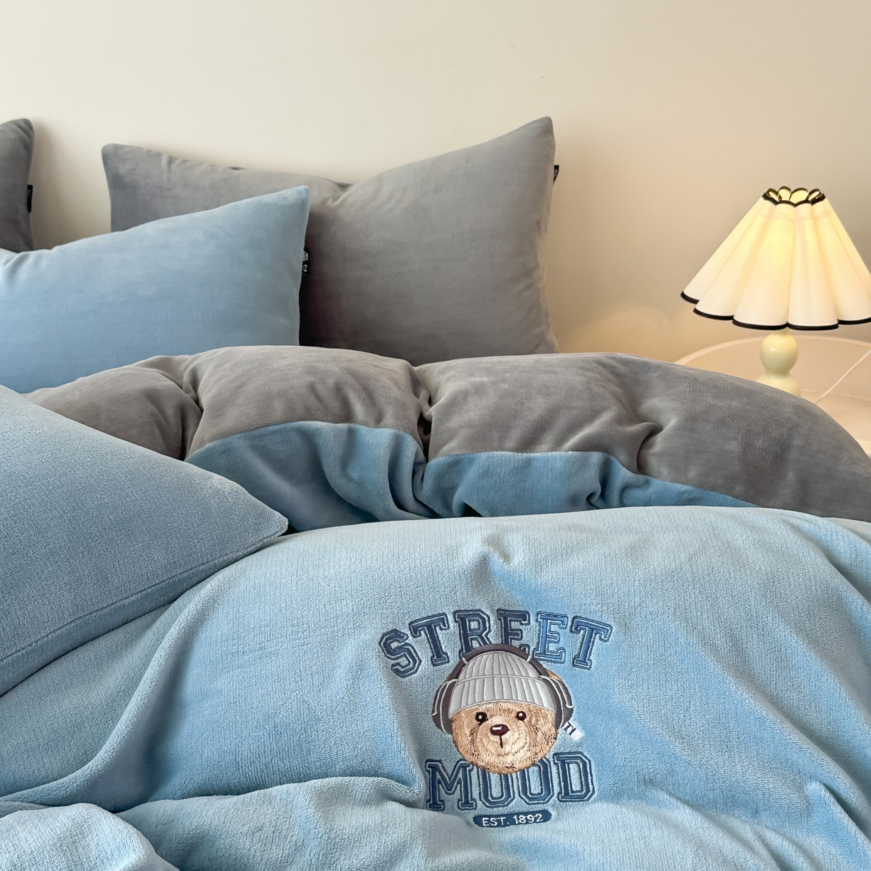 91家纺网 家纺一手货源 找家纺 泰迪爱兰Teddy ISLAND 2025新款IP绣花牛奶绒刺绣套件 星空蓝+浅灰