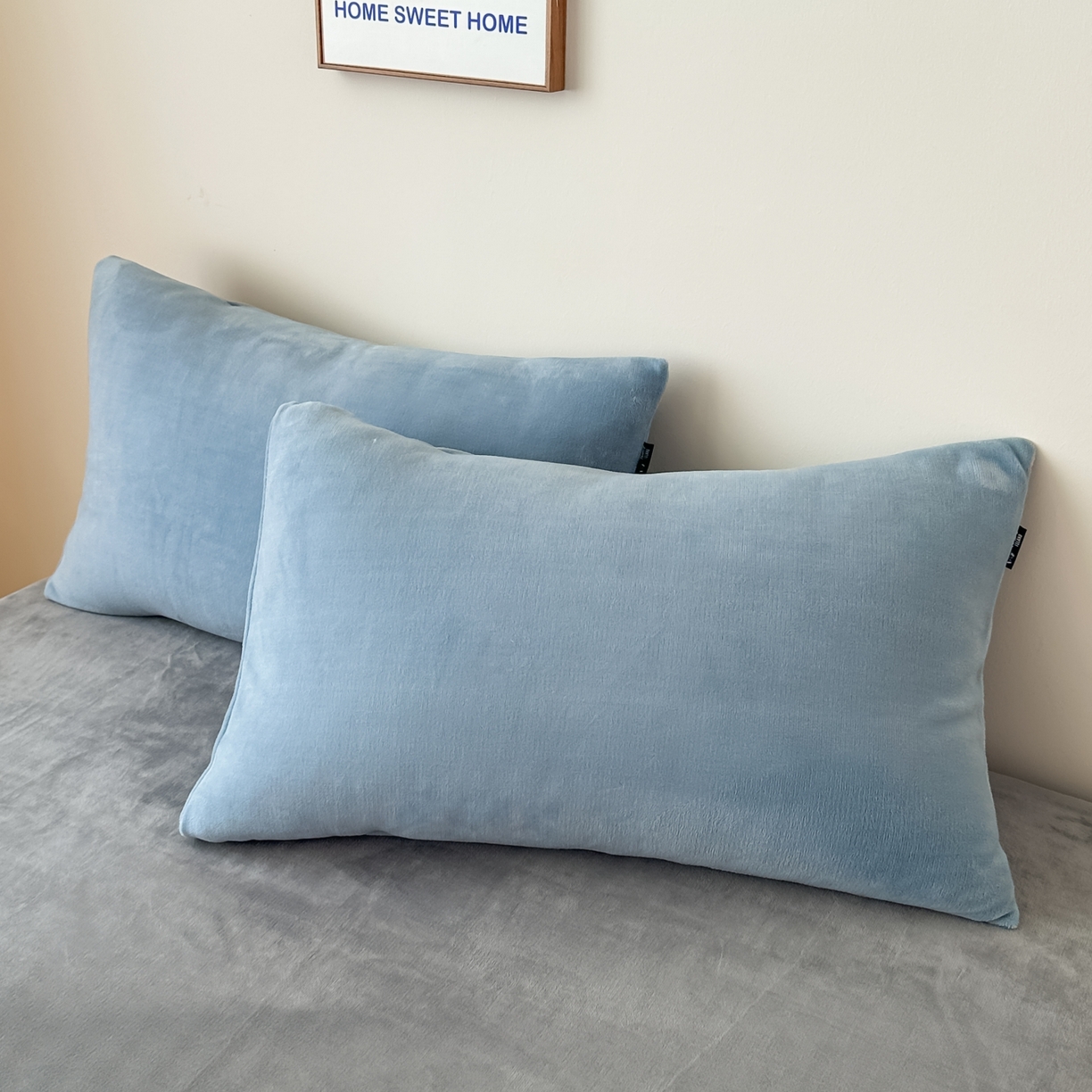 91家纺网 家纺一手货源 找家纺 泰迪爱兰Teddy ISLAND 2025新款IP绣花牛奶绒刺绣套件 星空蓝+浅灰