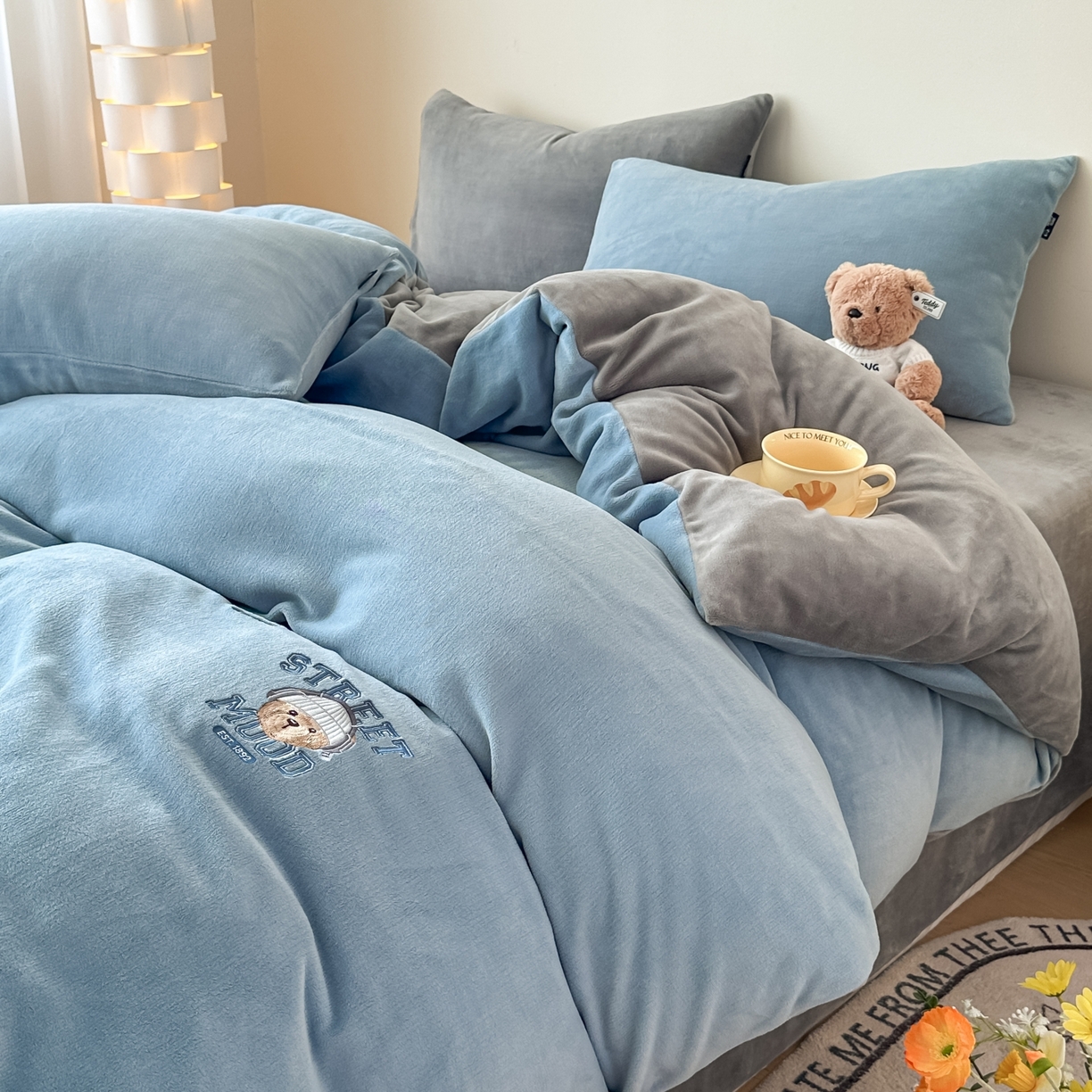 91家纺网 家纺一手货源 找家纺 泰迪爱兰Teddy ISLAND 2025新款IP绣花牛奶绒刺绣套件 星空蓝+浅灰