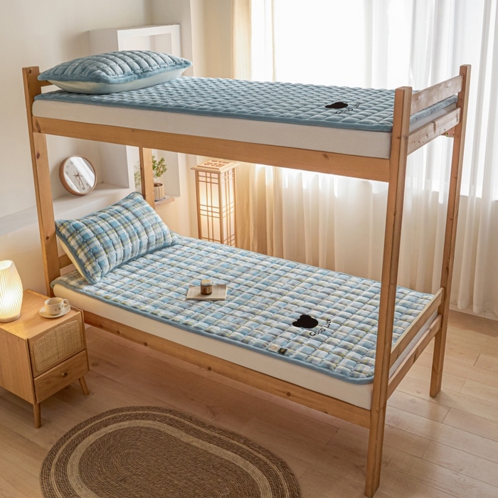 91家纺网 家纺一手货源 找家纺 爱屋及屋 2025新款无印风牛奶绒床护垫-学生床 牛奶绒-简析蓝