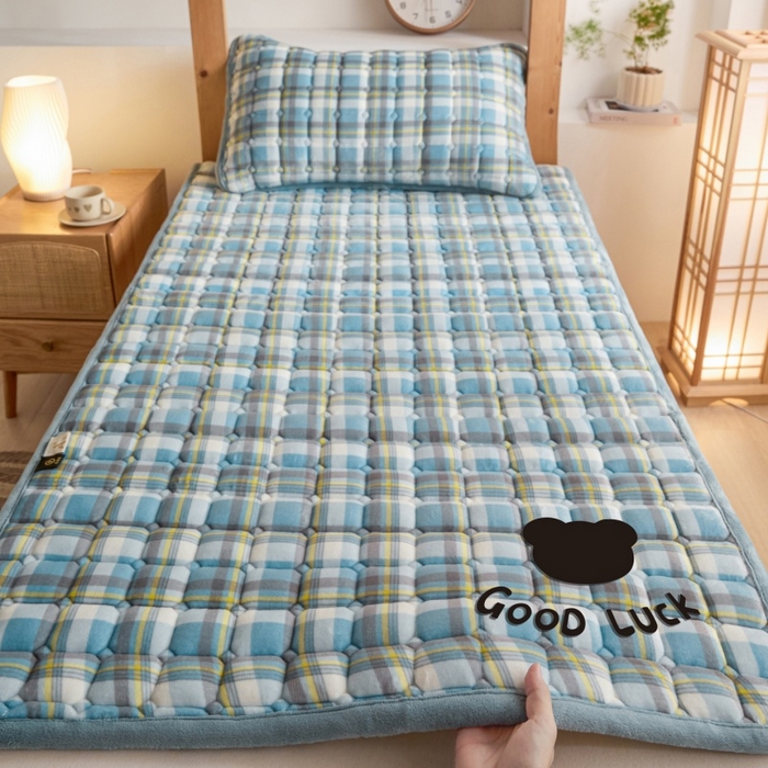 91家纺网 家纺一手货源 找家纺 爱屋及屋 2025新款无印风牛奶绒床护垫-学生床 牛奶绒-简析蓝