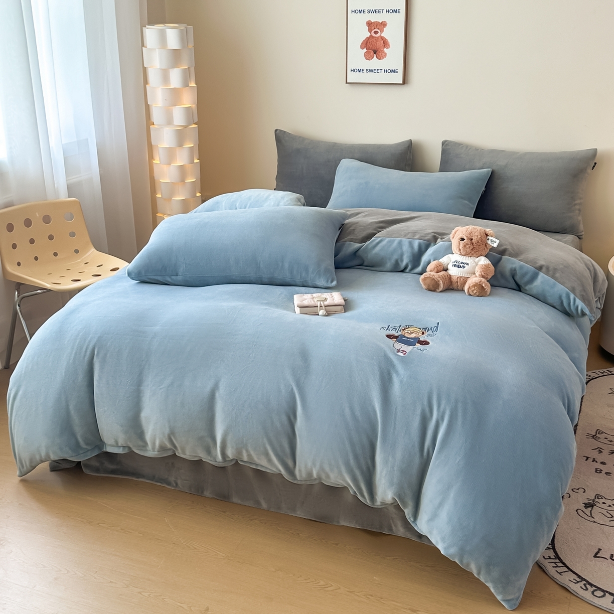 91家纺网 家纺一手货源 找家纺 泰迪爱兰Teddy ISLAND 2025新款IP绣花牛奶绒刺绣套件 星空蓝+银灰