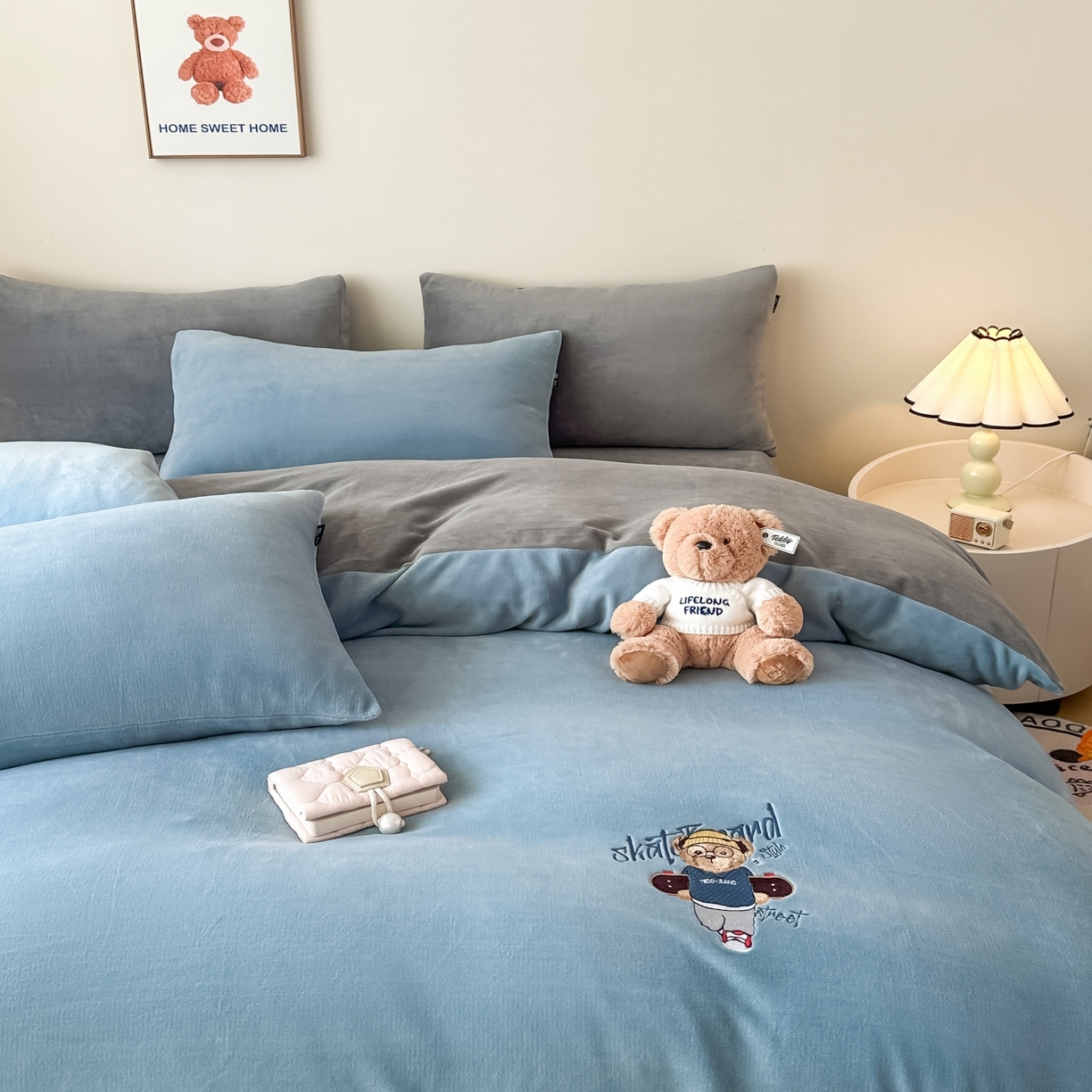 91家纺网 家纺一手货源 找家纺 泰迪爱兰Teddy ISLAND 2025新款IP绣花牛奶绒刺绣套件 星空蓝+银灰