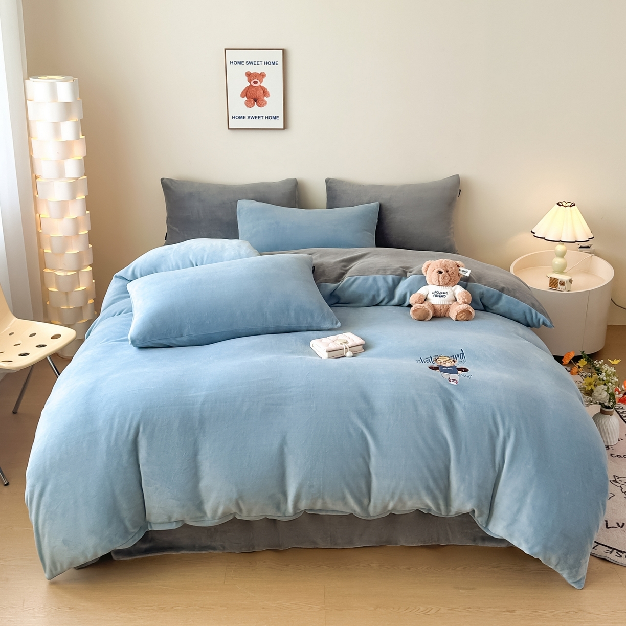 91家纺网 家纺一手货源 找家纺 泰迪爱兰Teddy ISLAND 2025新款IP绣花牛奶绒刺绣套件 星空蓝+银灰