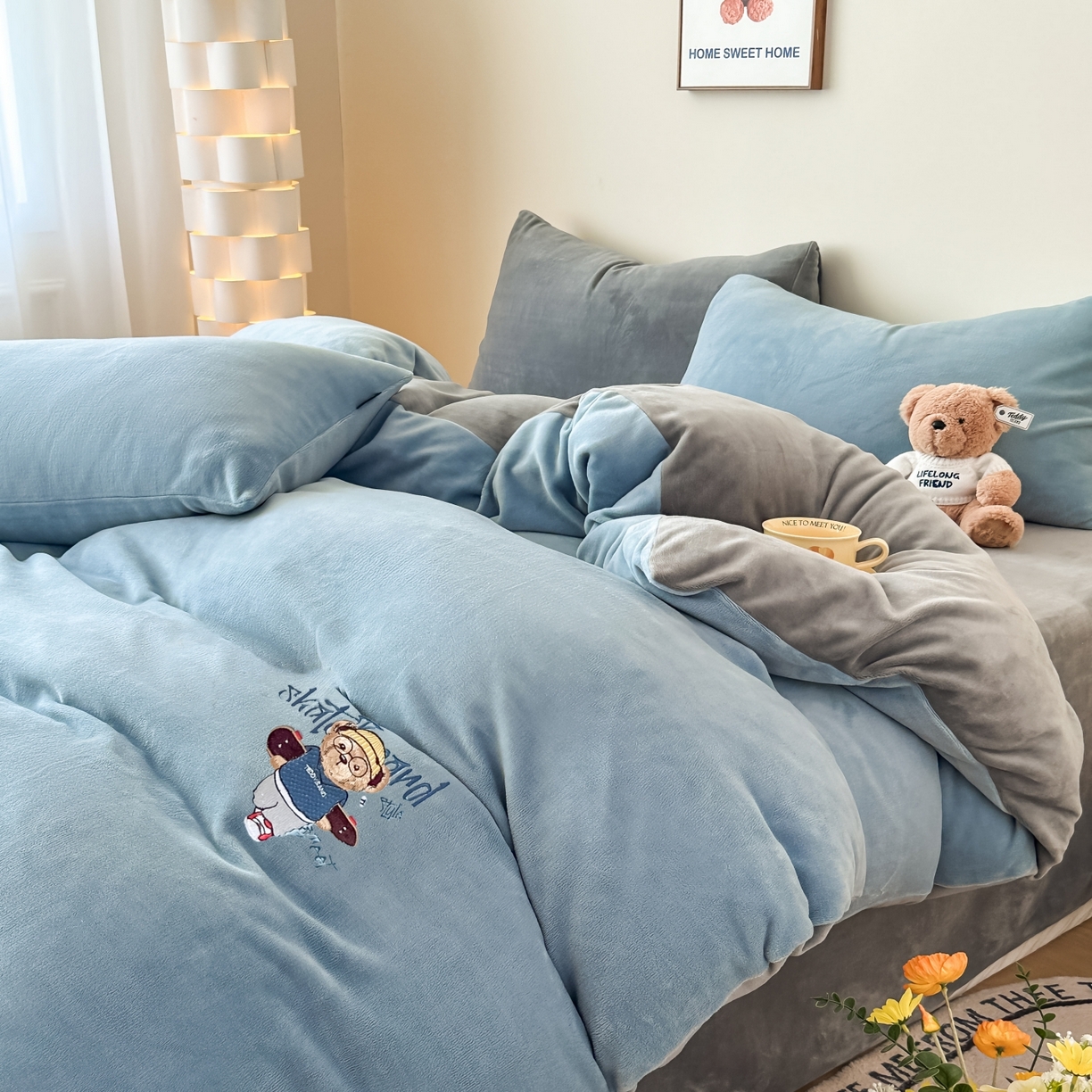 91家纺网 家纺一手货源 找家纺 泰迪爱兰Teddy ISLAND 2025新款IP绣花牛奶绒刺绣套件 星空蓝+银灰