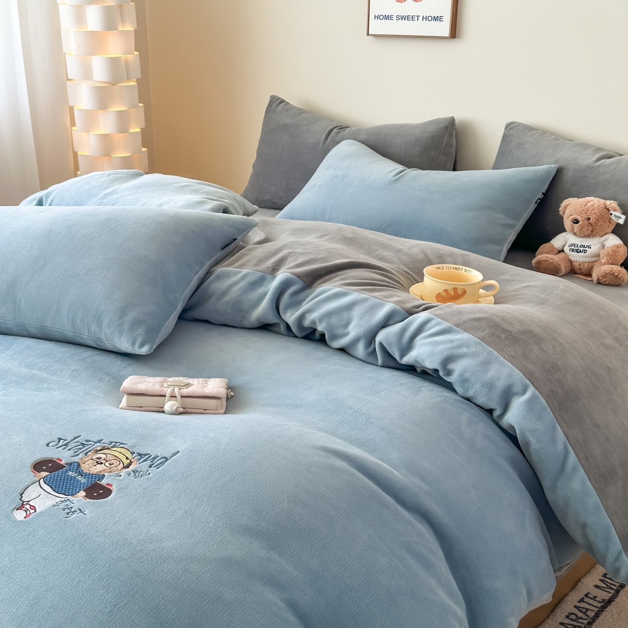 91家纺网 家纺一手货源 找家纺 泰迪爱兰Teddy ISLAND 2025新款IP绣花牛奶绒刺绣套件 星空蓝+银灰