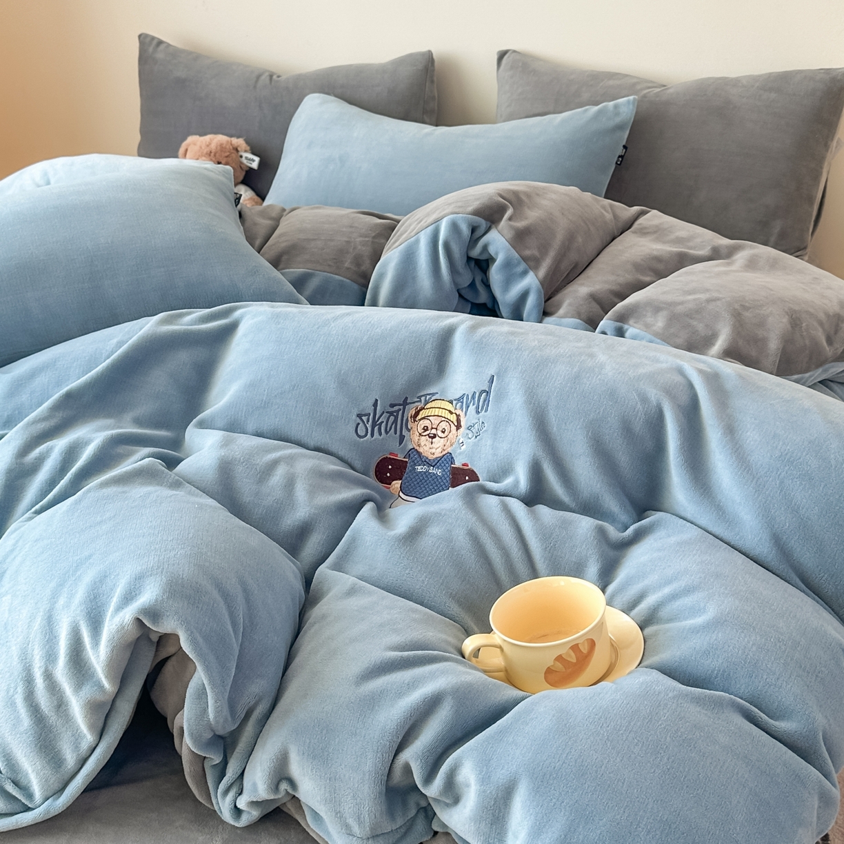 91家纺网 家纺一手货源 找家纺 泰迪爱兰Teddy ISLAND 2025新款IP绣花牛奶绒刺绣套件 星空蓝+银灰