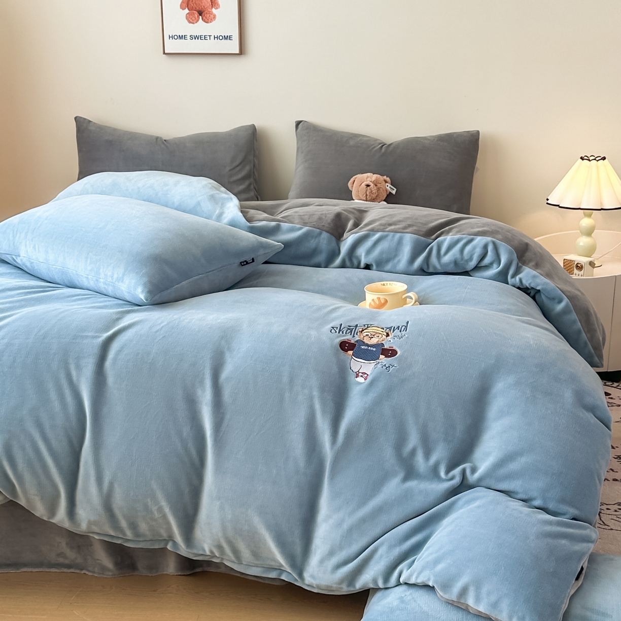 91家纺网 家纺一手货源 找家纺 泰迪爱兰Teddy ISLAND 2025新款IP绣花牛奶绒刺绣套件 星空蓝+银灰