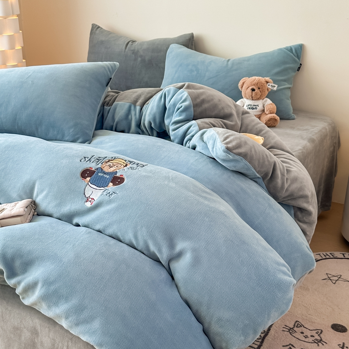 91家纺网 家纺一手货源 找家纺 泰迪爱兰Teddy ISLAND 2025新款IP绣花牛奶绒刺绣套件 星空蓝+银灰