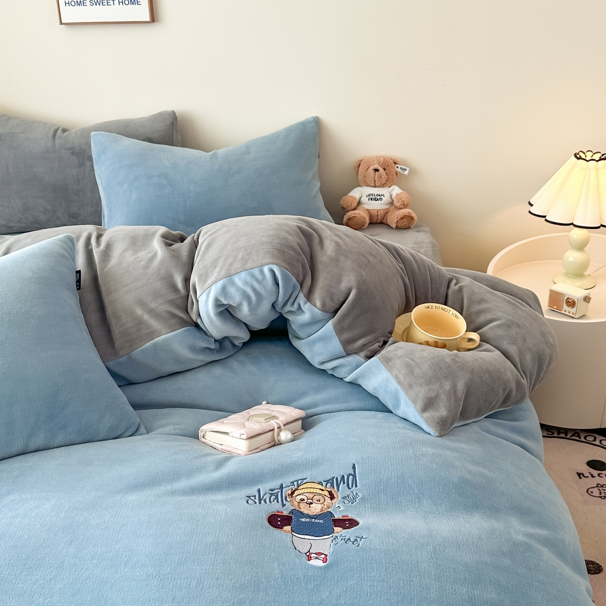 91家纺网 家纺一手货源 找家纺 泰迪爱兰Teddy ISLAND 2025新款IP绣花牛奶绒刺绣套件 星空蓝+银灰