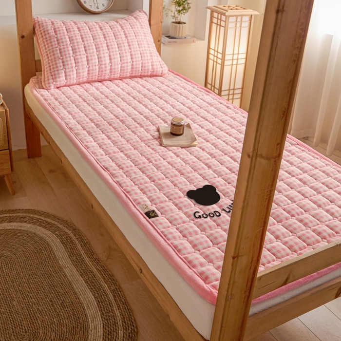 91家纺网 家纺一手货源 找家纺 爱屋及屋 2025新款无印风牛奶绒床护垫-学生床 牛奶绒-粉小格