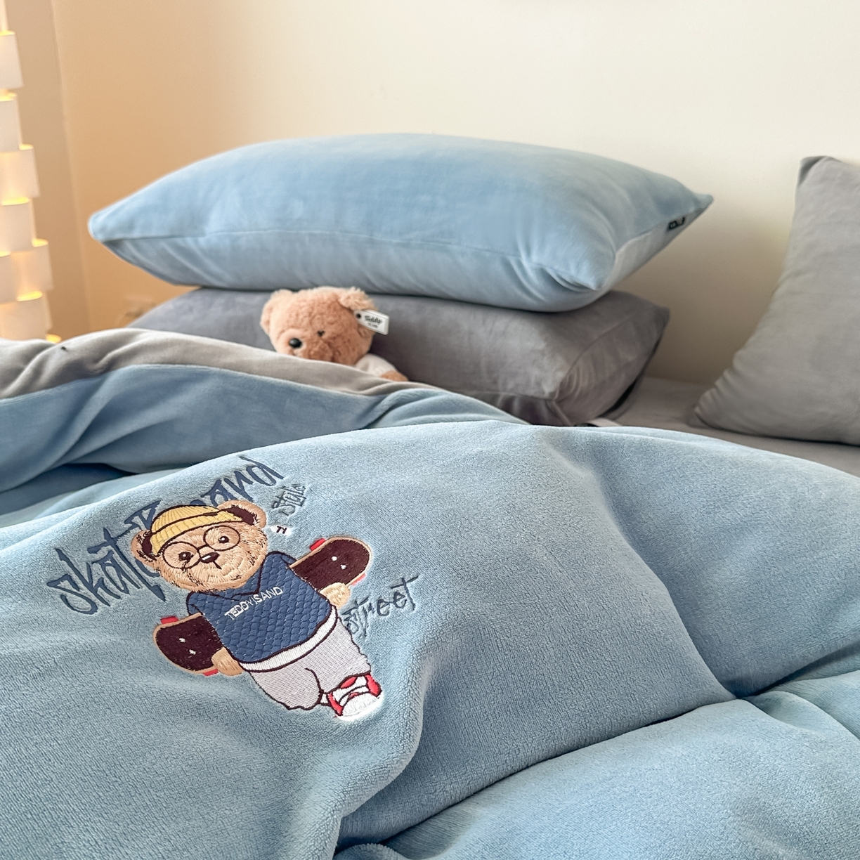 91家纺网 家纺一手货源 找家纺 泰迪爱兰Teddy ISLAND 2025新款IP绣花牛奶绒刺绣套件 星空蓝+银灰