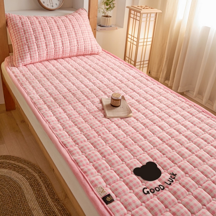 91家纺网 家纺一手货源 找家纺 爱屋及屋 2025新款无印风牛奶绒床护垫-学生床 牛奶绒-粉小格