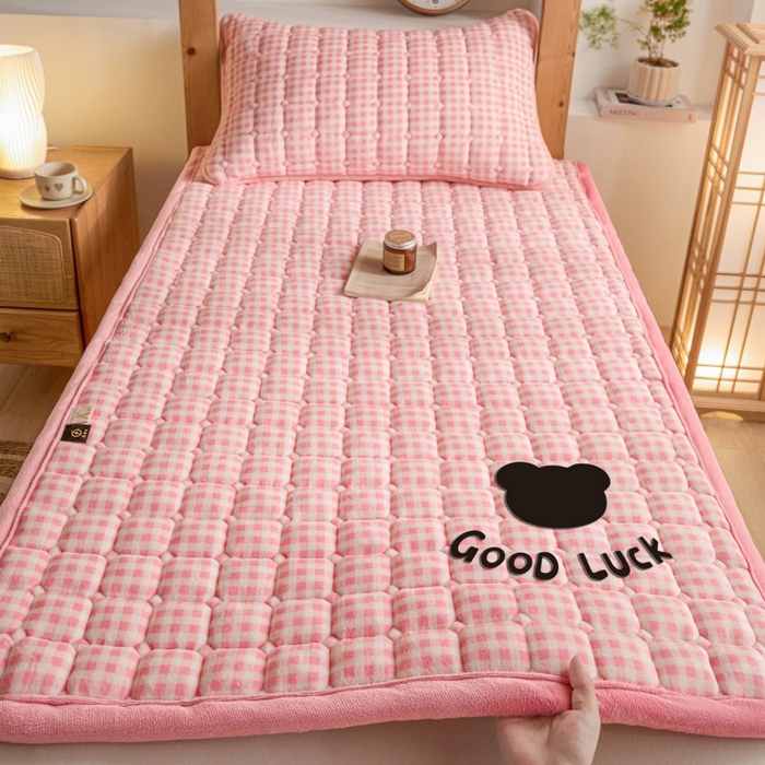 91家纺网 家纺一手货源 找家纺 爱屋及屋 2025新款无印风牛奶绒床护垫-学生床 牛奶绒-粉小格