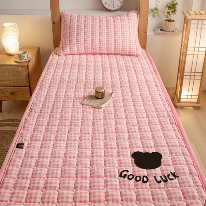 91家纺网 家纺一手货源 找家纺 爱屋及屋 2025新款无印风牛奶绒床护垫-学生床 牛奶绒-粉小格