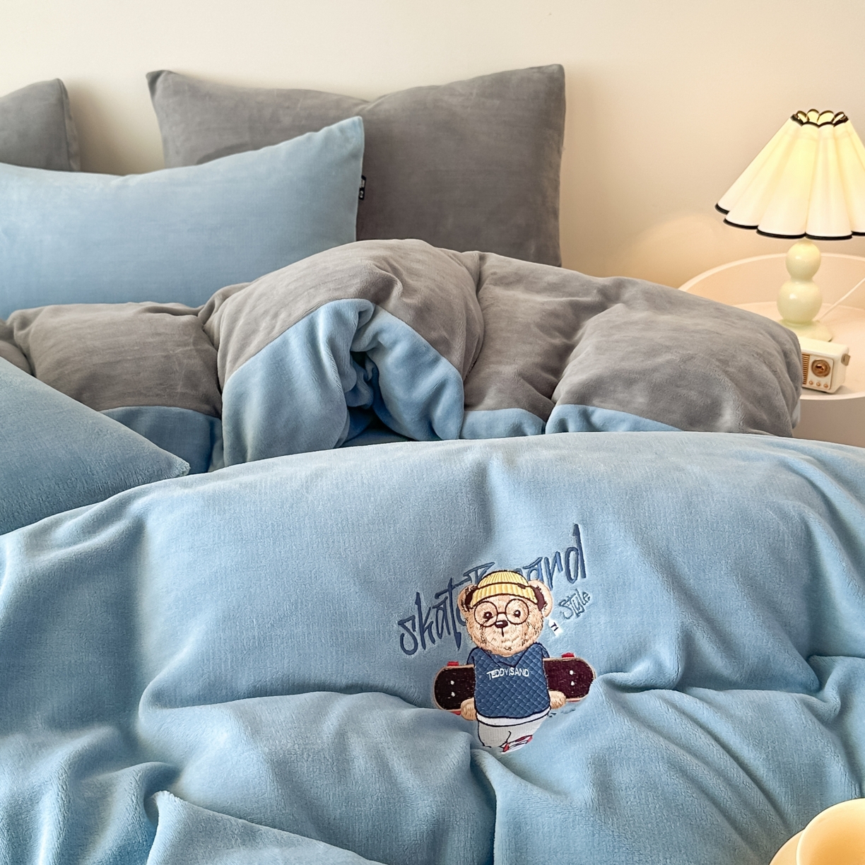 91家纺网 家纺一手货源 找家纺 泰迪爱兰Teddy ISLAND 2025新款IP绣花牛奶绒刺绣套件 星空蓝+银灰