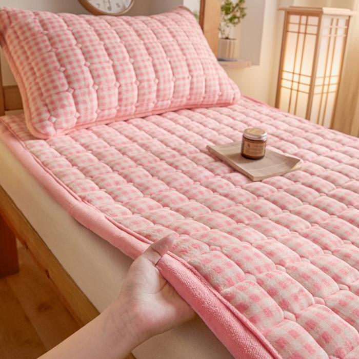 91家纺网 家纺一手货源 找家纺 爱屋及屋 2025新款无印风牛奶绒床护垫-学生床 牛奶绒-粉小格