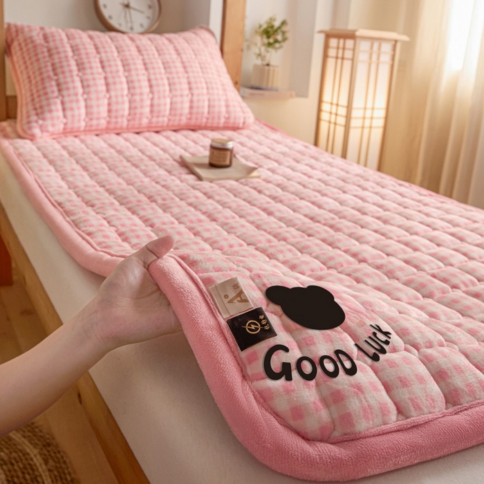 91家纺网 家纺一手货源 找家纺 爱屋及屋 2025新款无印风牛奶绒床护垫-学生床 牛奶绒-粉小格