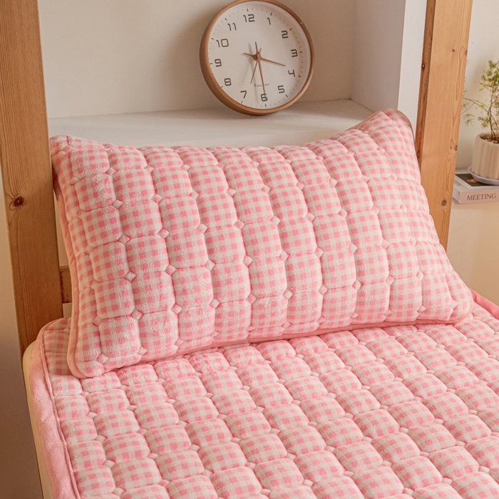 91家纺网 家纺一手货源 找家纺 爱屋及屋 2025新款无印风牛奶绒床护垫-学生床 牛奶绒-粉小格