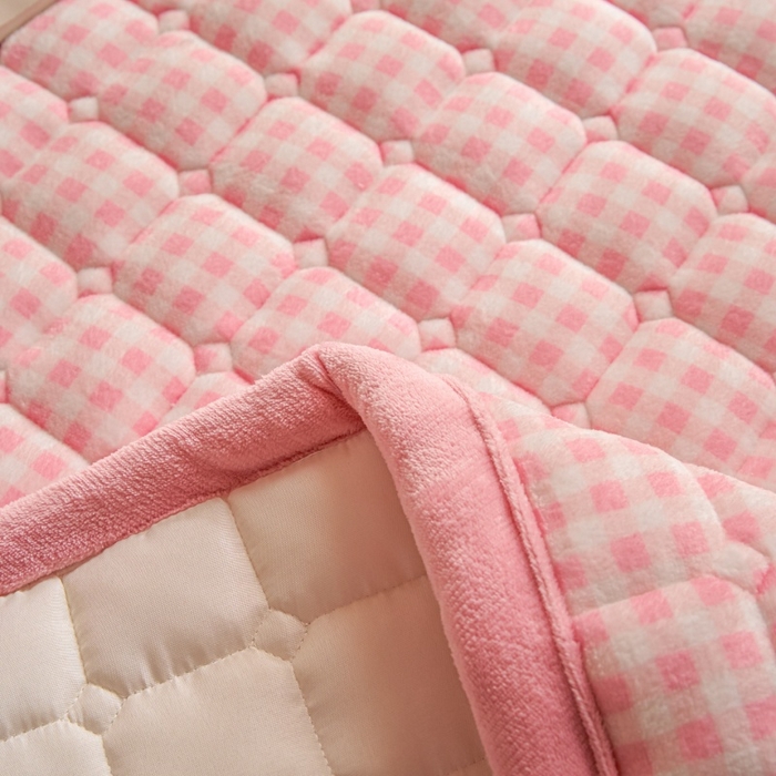 91家纺网 家纺一手货源 找家纺 爱屋及屋 2025新款无印风牛奶绒床护垫-学生床 牛奶绒-粉小格