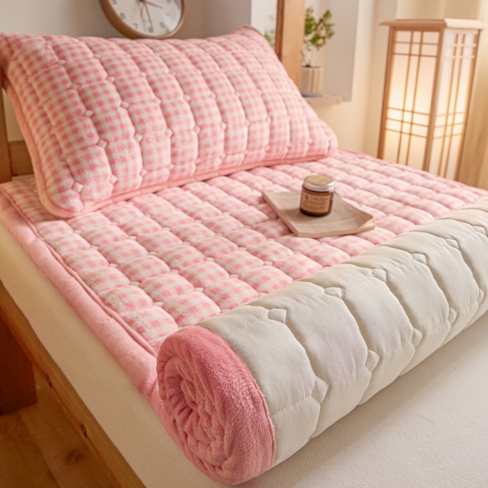 91家纺网 家纺一手货源 找家纺 爱屋及屋 2025新款无印风牛奶绒床护垫-学生床 牛奶绒-粉小格