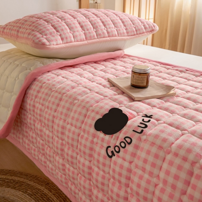 91家纺网 家纺一手货源 找家纺 爱屋及屋 2025新款无印风牛奶绒床护垫-学生床 牛奶绒-粉小格