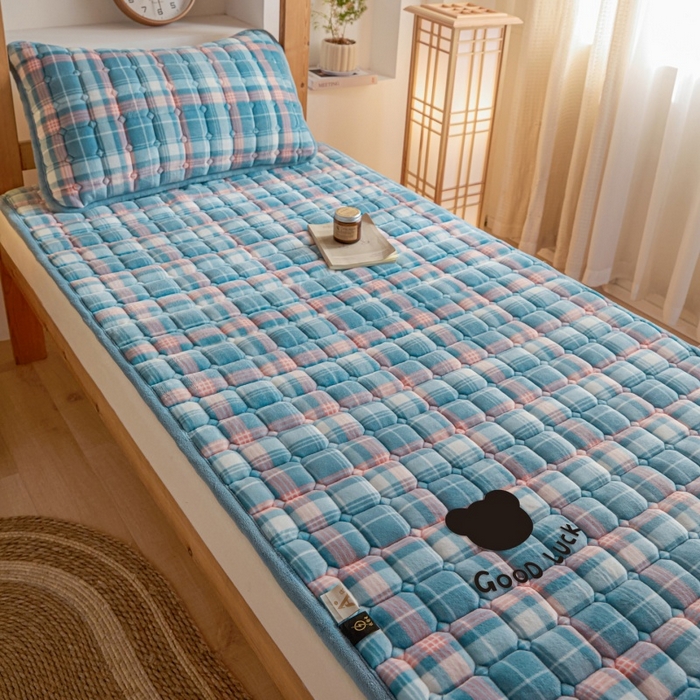 91家纺网 家纺一手货源 找家纺 爱屋及屋 2025新款无印风牛奶绒床护垫-学生床 牛奶绒-格韵蓝