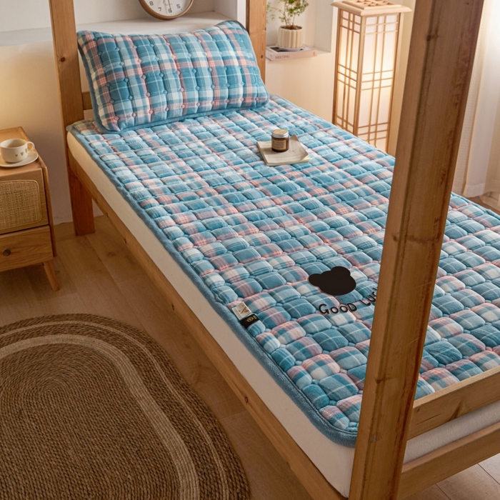 91家纺网 家纺一手货源 找家纺 爱屋及屋 2025新款无印风牛奶绒床护垫-学生床 牛奶绒-格韵蓝