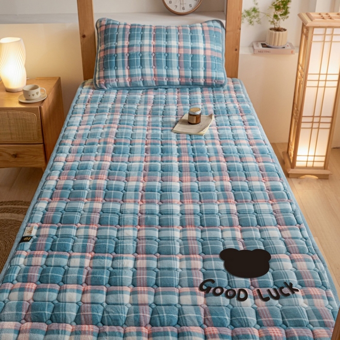 91家纺网 家纺一手货源 找家纺 爱屋及屋 2025新款无印风牛奶绒床护垫-学生床 牛奶绒-格韵蓝