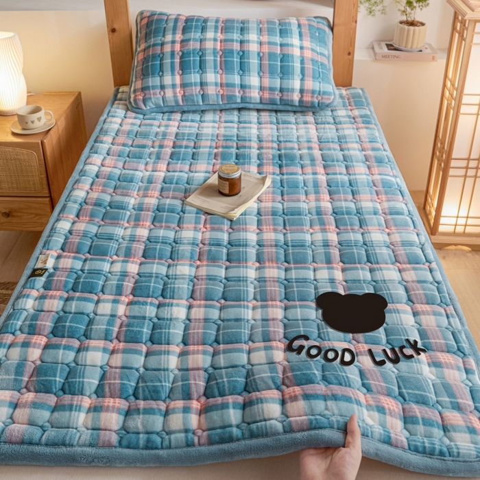 91家纺网 家纺一手货源 找家纺 爱屋及屋 2025新款无印风牛奶绒床护垫-学生床 牛奶绒-格韵蓝