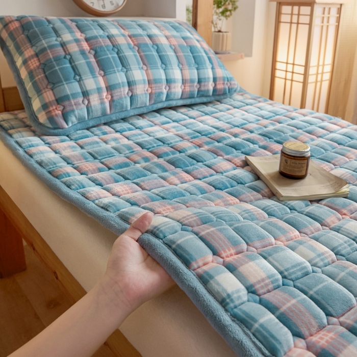 91家纺网 家纺一手货源 找家纺 爱屋及屋 2025新款无印风牛奶绒床护垫-学生床 牛奶绒-格韵蓝