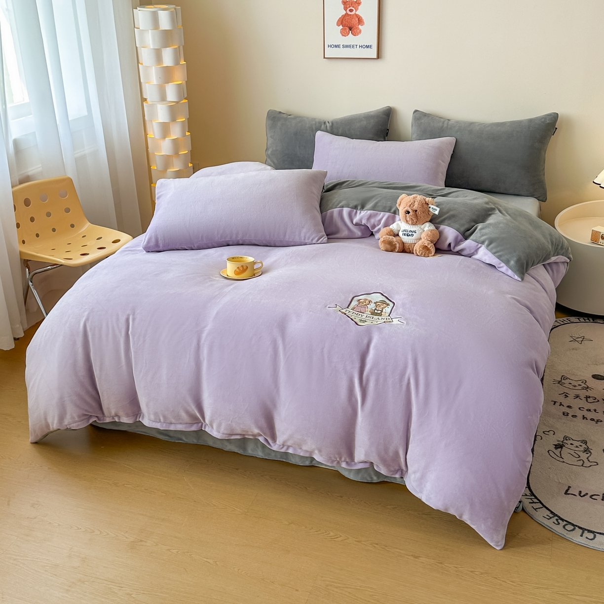 91家纺网 家纺一手货源 找家纺 泰迪爱兰Teddy ISLAND 2025新款IP绣花牛奶绒刺绣套件 薰衣紫+浅灰