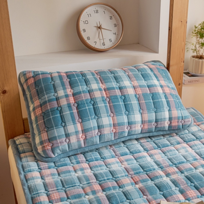 91家纺网 家纺一手货源 找家纺 爱屋及屋 2025新款无印风牛奶绒床护垫-学生床 牛奶绒-格韵蓝