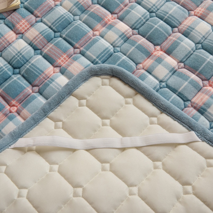 91家纺网 家纺一手货源 找家纺 爱屋及屋 2025新款无印风牛奶绒床护垫-学生床 牛奶绒-格韵蓝