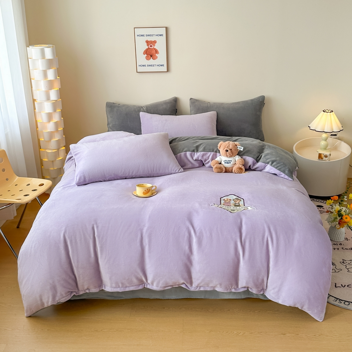 91家纺网 家纺一手货源 找家纺 泰迪爱兰Teddy ISLAND 2025新款IP绣花牛奶绒刺绣套件 薰衣紫+浅灰