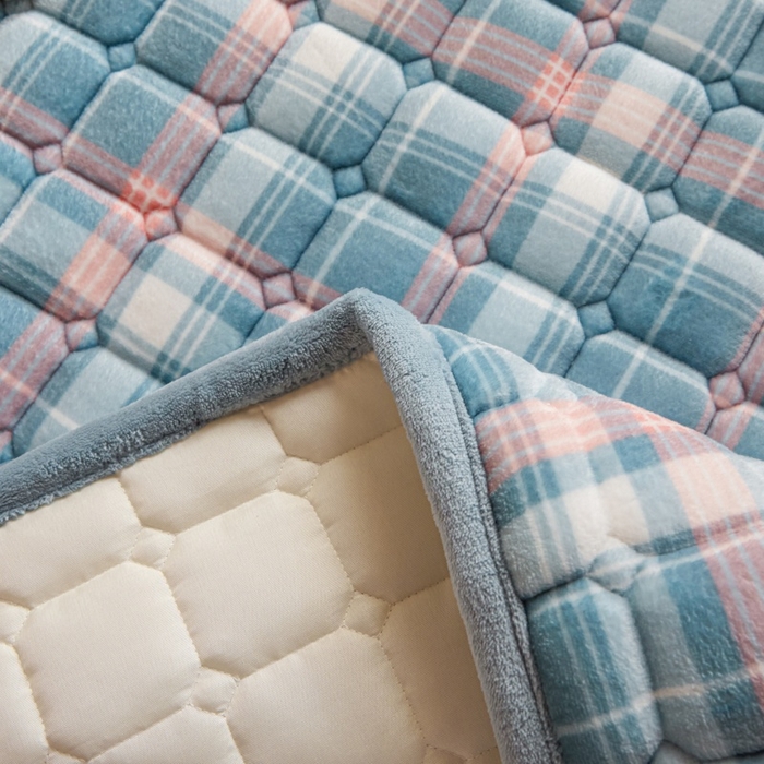 91家纺网 家纺一手货源 找家纺 爱屋及屋 2025新款无印风牛奶绒床护垫-学生床 牛奶绒-格韵蓝