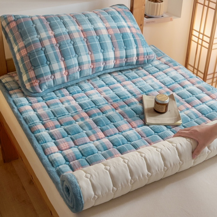 91家纺网 家纺一手货源 找家纺 爱屋及屋 2025新款无印风牛奶绒床护垫-学生床 牛奶绒-格韵蓝