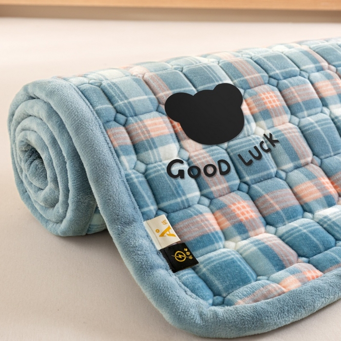 91家纺网 家纺一手货源 找家纺 爱屋及屋 2025新款无印风牛奶绒床护垫-学生床 牛奶绒-格韵蓝