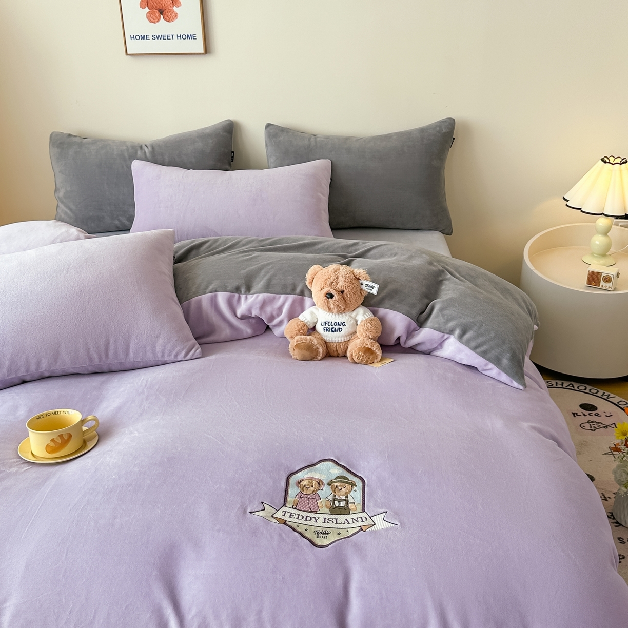91家纺网 家纺一手货源 找家纺 泰迪爱兰Teddy ISLAND 2025新款IP绣花牛奶绒刺绣套件 薰衣紫+浅灰