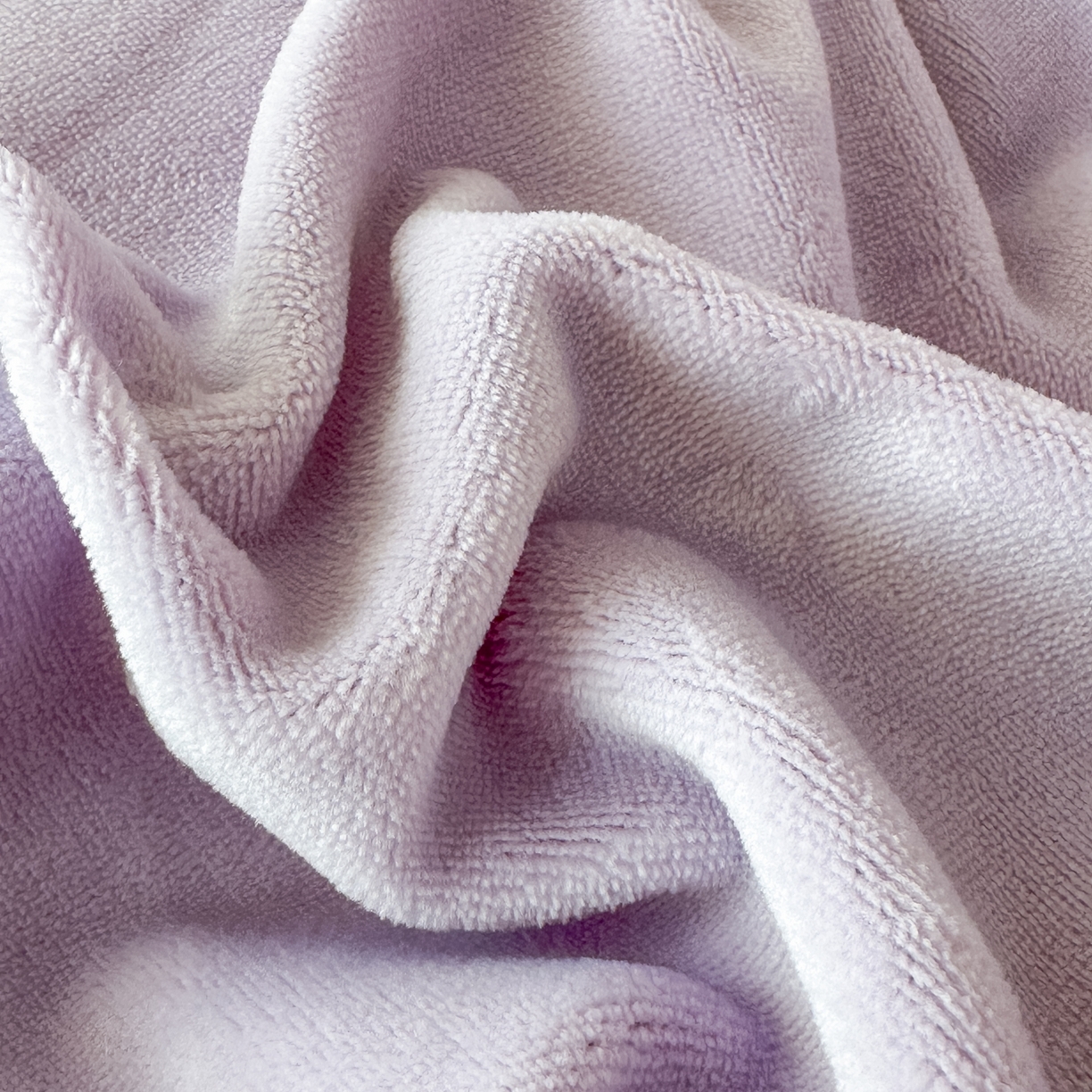 91家纺网 家纺一手货源 找家纺 泰迪爱兰Teddy ISLAND 2025新款IP绣花牛奶绒刺绣套件 薰衣紫+浅灰