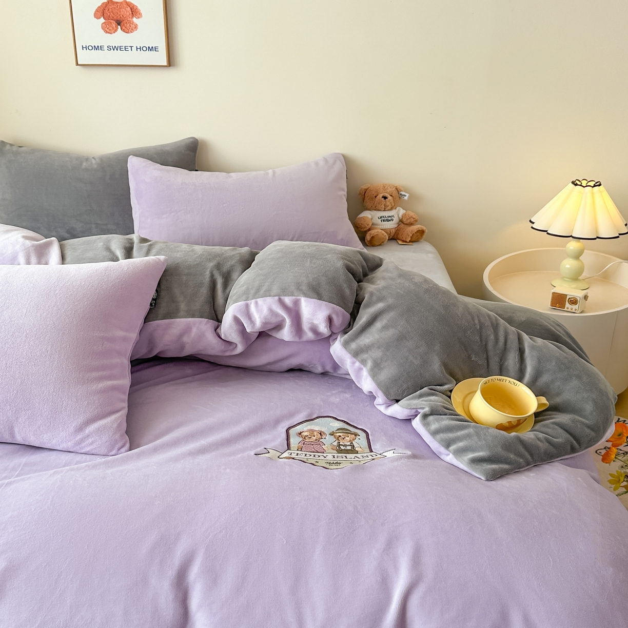 91家纺网 家纺一手货源 找家纺 泰迪爱兰Teddy ISLAND 2025新款IP绣花牛奶绒刺绣套件 薰衣紫+浅灰