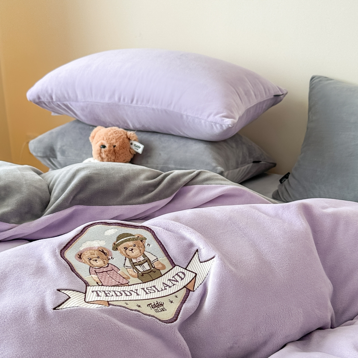 91家纺网 家纺一手货源 找家纺 泰迪爱兰Teddy ISLAND 2025新款IP绣花牛奶绒刺绣套件 薰衣紫+浅灰