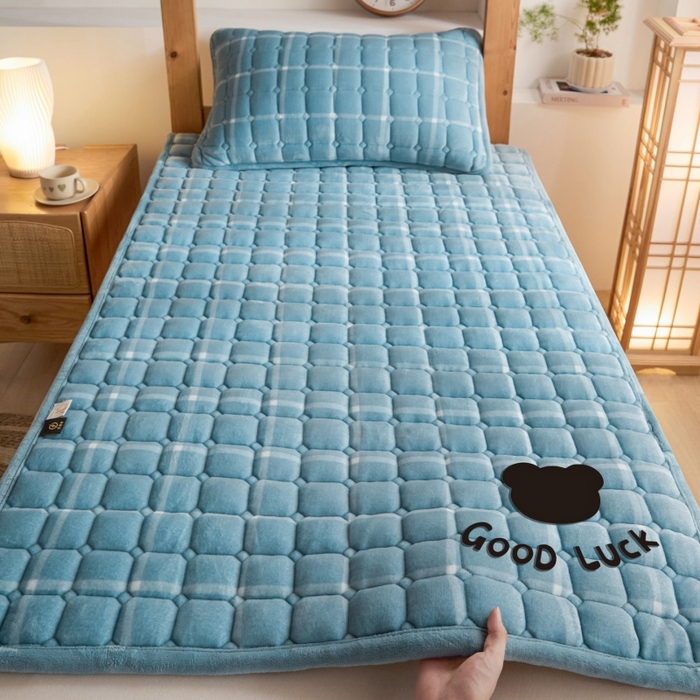 91家纺网 家纺一手货源 找家纺 爱屋及屋 2025新款无印风牛奶绒床护垫-学生床 牛奶绒-海蓝大格