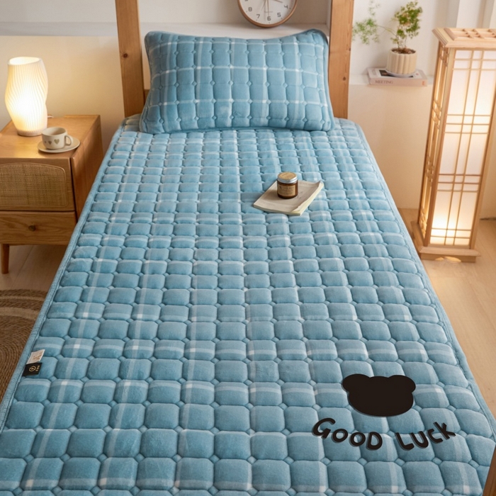 91家纺网 家纺一手货源 找家纺 爱屋及屋 2025新款无印风牛奶绒床护垫-学生床 牛奶绒-海蓝大格