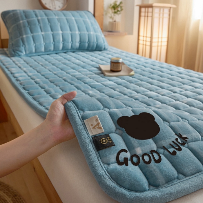 91家纺网 家纺一手货源 找家纺 爱屋及屋 2025新款无印风牛奶绒床护垫-学生床 牛奶绒-海蓝大格